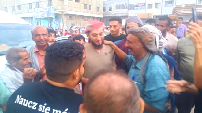 لحظة الإفراج عن الإمام والخطيب محمد الكازمي لحظة الإفراج عن الإمام والخطيب محمد الكازمي